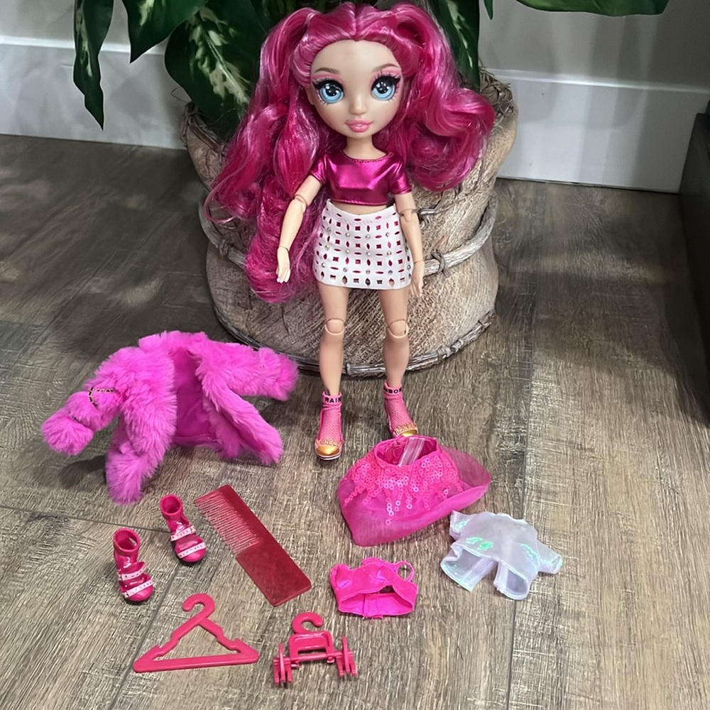 Rainbow High Stella Monroe – Fuchsia Clothes Fashion Doll W accessories